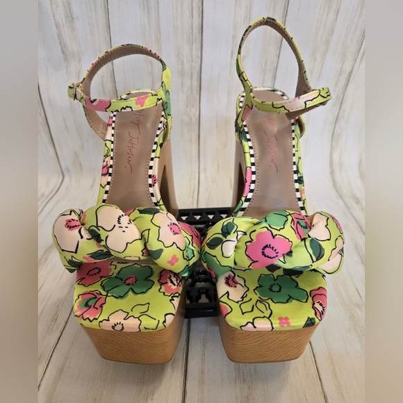 BETSY JOHNSON Floral Green and Pink Platform Heels - Picture 2 of 14